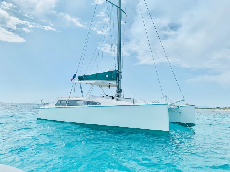 side view of the catamaran boat aventura 28