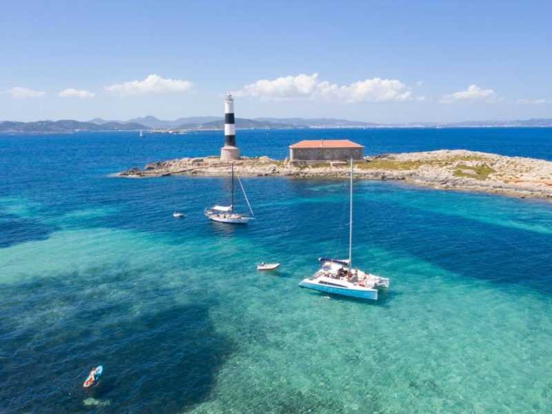 Aventura 28 Sailing In Water